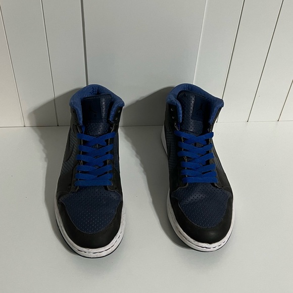 Mens Jordan Sneaker - Picture 3 of 5